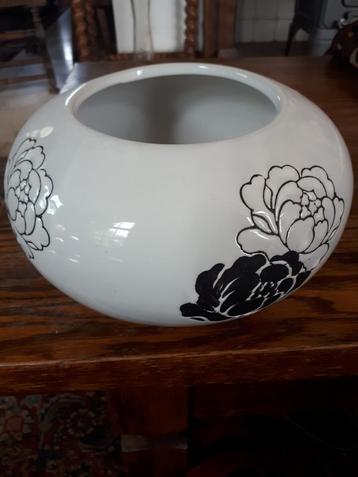 Decoratieve vaas of bloempot. beschikbaar voor biedingen