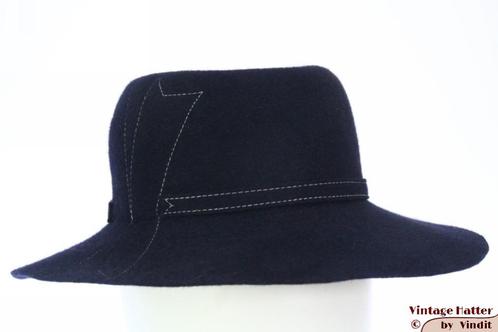 Vintage Dameshoed donker blauw haarvilt witte stiksels 55,5, Kleding | Dames, Hoeden en Petten, Zo goed als nieuw, Hoed, 55 cm (S, 6⅞ inch) of minder