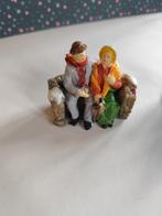 Kerstdorp: Mensen op bankje voor een kerstdorp, Ophalen of Verzenden, Gebruikt