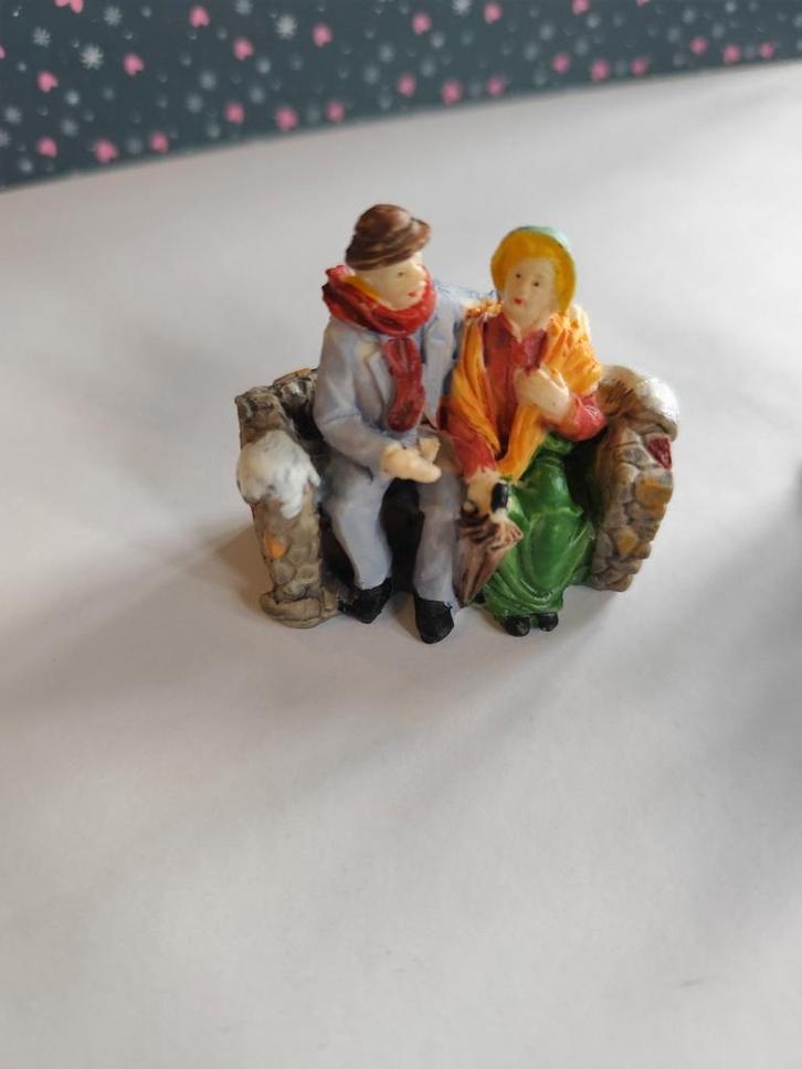 Kerstdorp: Mensen op bankje voor een kerstdorp, Diversen, Kerst, Gebruikt, Ophalen of Verzenden