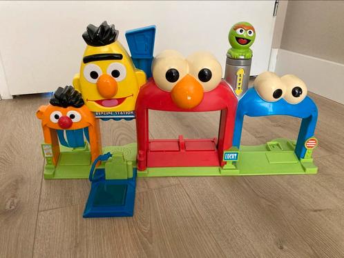 Bert en Ernie (Sesamstraat) speelgoed / garage, Kinderen en Baby's, Speelgoed | Fisher-Price, Gebruikt, Overige typen, Met geluid