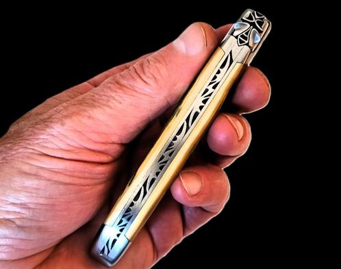 Nieuw Laguiole Zakmes MICKAEL GINISTY FossielMammoet 12cm., Verzamelen, Militaria | Algemeen, Overige soorten, Mes of Dolk, Overige gebieden