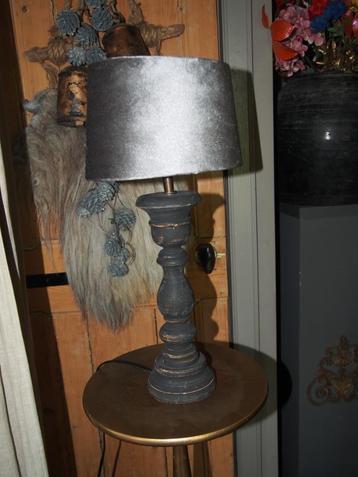 Lamp met Suede kap beschikbaar voor biedingen