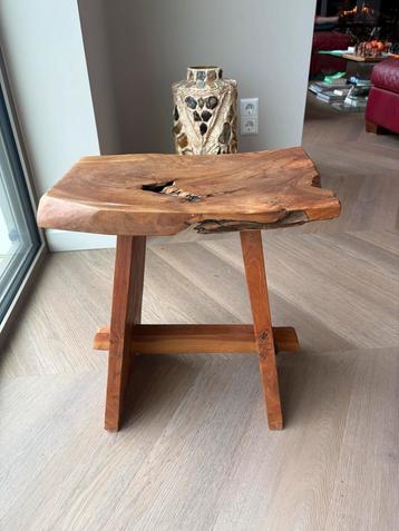 Houten Krukje / Bijzettafel beschikbaar voor biedingen