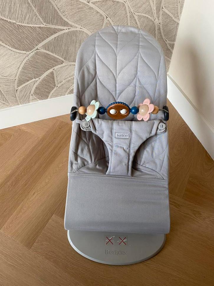 Babybjörn wipstoel inclusief speelboog (zo goed als nieuw), Kinderen en Baby's, Wipstoeltjes, Zo goed als nieuw, Wipstoel, Overige merken