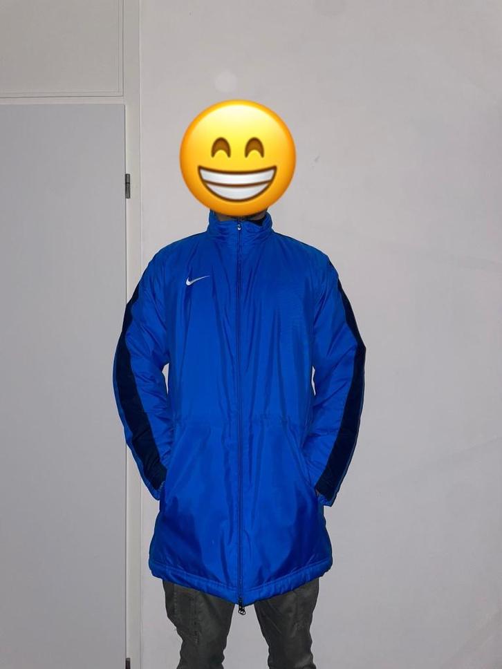 Lange blauwe Nike KNVB jas maat M, Kleding | Heren, Jassen | Winter, Zo goed als nieuw, Overige maten, Blauw, Ophalen of Verzenden