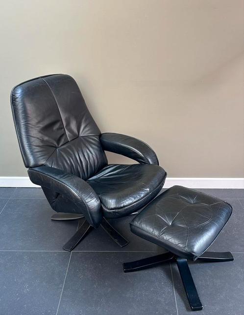Unico lederen Danish design fauteuil met hocker, Huis en Inrichting, Fauteuils, Gebruikt, Hout, Leer, 50 tot 75 cm, 75 tot 100 cm