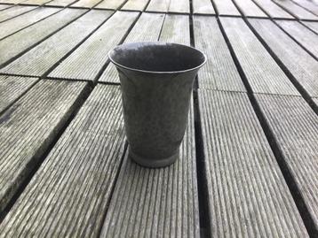 Oud GERO vaasje / tin gehamerd - hoogte 9 cm beschikbaar voor biedingen