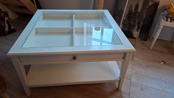 Witte koffie/salontafel met glazen blad beschikbaar voor biedingen