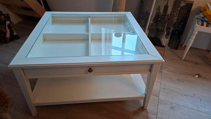 Witte koffie/salontafel met glazen blad, Huis en Inrichting, Tafels | Salontafels, Gebruikt, Minder dan 50 cm, 50 tot 100 cm, 50 tot 100 cm