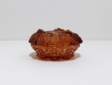 Persglazen schaal met deksel, decor van druiventrossen. beschikbaar voor biedingen