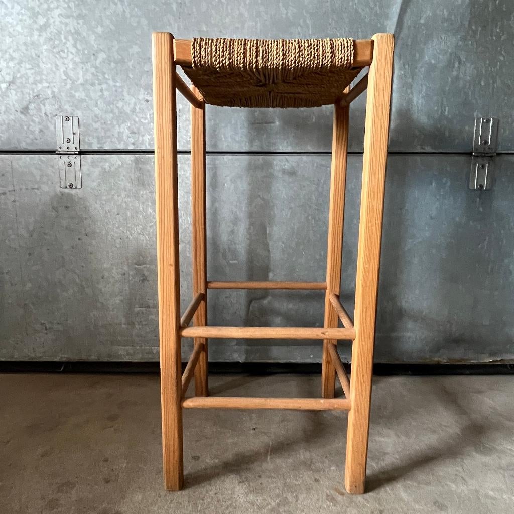 1 x grenen barkruk jaren 70 met papercord zitting, Huis en Inrichting, Krukjes, Gebruikt, Grenen, Barkruk, Ophalen of Verzenden