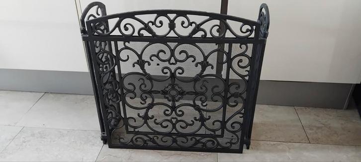 Zeer mooie zwarte gietijzeren haardscherm te koop, Huis en Inrichting, Haarden, Zo goed als nieuw, Houthaard, Ophalen