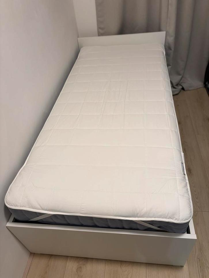 IKEA VIHALS bedframe + VESTERÖY matras, Huis en Inrichting, Slaapkamer | Bedden, Zo goed als nieuw, Eenpersoons, 90 cm, 200 cm