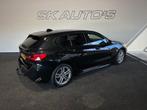 Bmw 1-SERIE 118I BNS EDITION M-PAKKET l LED l CAMERA l 17INC, Auto's, 136 pk, 1295 kg, Met garantie (alle), Zwart