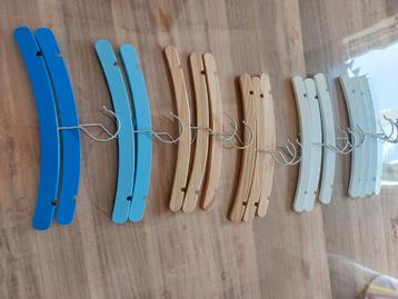 Houten kledinghangers (17 stuks) beschikbaar voor biedingen