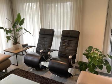 Twee moderne leren fauteuils “ type Jori “ beschikbaar voor biedingen