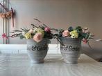Twee potten/vazen met kunstbloemen van Home & Garden, Gebruikt, Overige kleuren, Aardewerk of Porselein, Ophalen of Verzenden