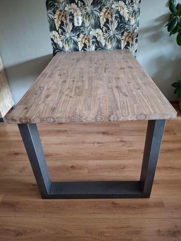 Eettafel beschikbaar voor biedingen