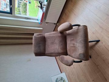Comfortabele stoffen relaxstoel  beschikbaar voor biedingen