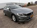 Volvo V60 D2 120pk Geartronic 2017 Grijs, Auto's, Origineel Nederlands, Te koop, Zilver of Grijs, 5 stoelen