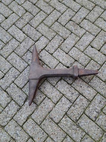 Aambeeld beschikbaar voor biedingen