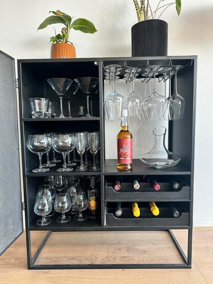 Stijlvolle drankenkast / wijnkast Living Guuji, Antiek en Kunst, Antiek | Meubels | Kasten, Ophalen