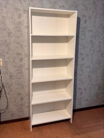 Witte kast met planken