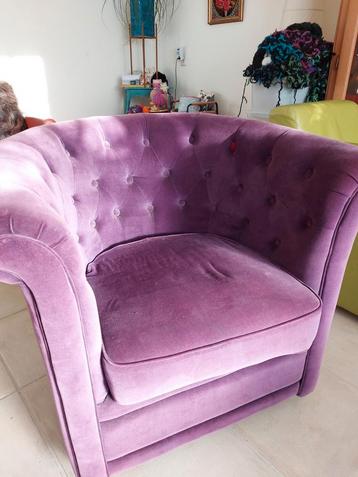 paarse fauteuil beschikbaar voor biedingen