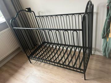 Babykamer: Stalen ledikant + commode beschikbaar voor biedingen