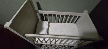 Babywiegje met matras.  beschikbaar voor biedingen