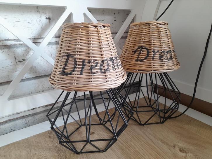 2 slaapkamer schemerlampjes met rattan Dreams kapjes, Huis en Inrichting, Lampen | Tafellampen, Verzenden