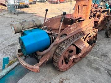 Antieke ploeg rubs traktor ransomes ziet foto  beschikbaar voor biedingen