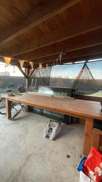 Verrijdbare buitentafel (met stoelen) beschikbaar voor biedingen