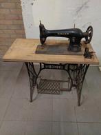 Antieke Singer naaimachine op tafel, Ophalen