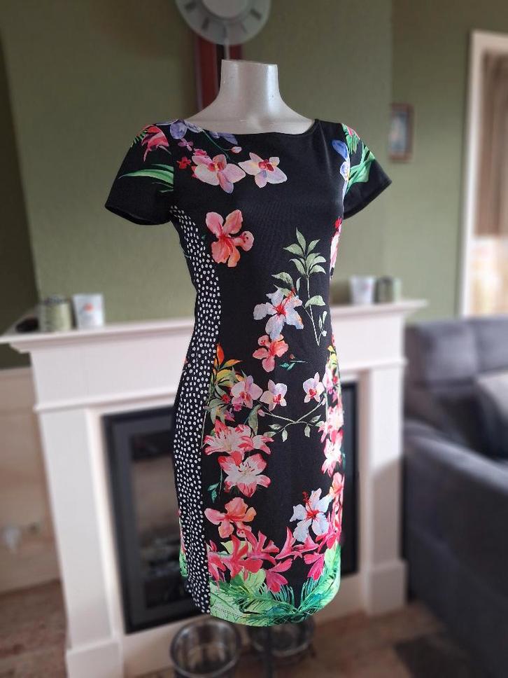 Eroke bloemen jurk IT 42 NL 38, Kleding | Dames, Jurken, Zo goed als nieuw, Maat 38/40 (M), Zwart, Knielengte, Verzenden