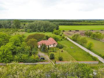 Royaal landhuis met 1,5 ha grond tussen Boedapest & Balaton beschikbaar voor biedingen