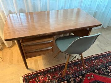 Vintage vrijstaand Deens/ Scandinavisch bureau in teak