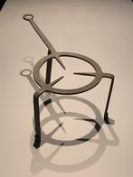 Oude ijzeren driepoot / Treef, Ophalen