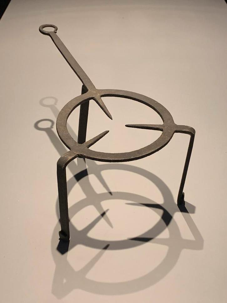 Oude ijzeren driepoot / Treef, Antiek en Kunst, Antiek | Woonaccessoires, Ophalen