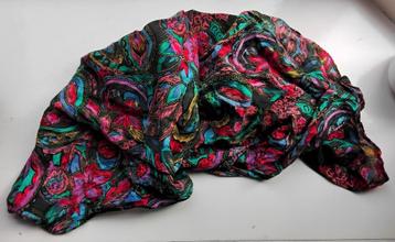 Vintage kleurrijke sjaal beschikbaar voor biedingen