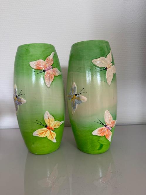 Vintage Vazen met Vlinders - Set van 2 Groene Vazen, Antiek en Kunst, Antiek | Vazen, Ophalen of Verzenden