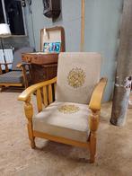 Vintage Rookstoel. creme bekleding met borduursel! beuken, Antiek en Kunst, Antiek | Meubels | Stoelen en Banken, Ophalen