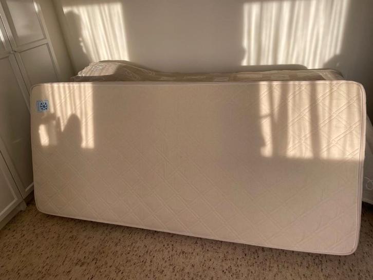 Zeer stevig matras, met winter en zomerzijde, Huis en Inrichting, Slaapkamer | Matrassen en Bedbodems, Gebruikt, Matras, 90 cm