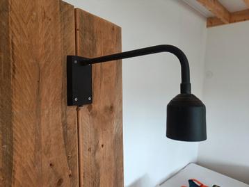 Wandlamp met 2 m snoer en schakelaar. Fitting E27.  beschikbaar voor biedingen