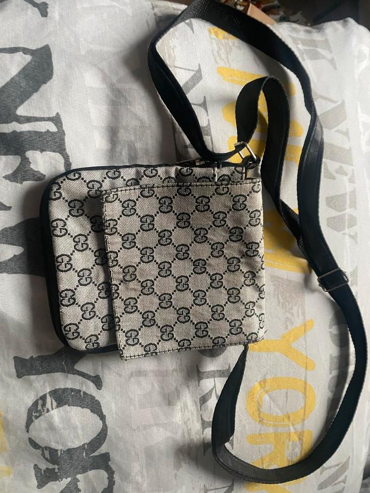 Gucci Schoudertas met verstelbare band, Sieraden, Tassen en Uiterlijk, Tassen | Schoudertassen, Gebruikt, Overige merken, Zwart
