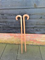 Houten wandelstokken met scherpe punt, Ophalen