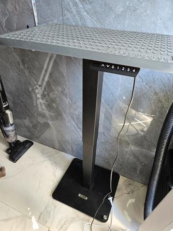 Kleine elektrische trimtafel  beschikbaar voor biedingen