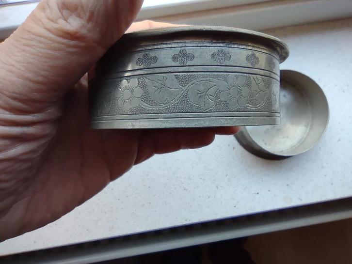 Tinnen Indonesische gegraveerde bakje  LKS Blinjoe Banka, Antiek en Kunst, Antiek | Tin, Verzenden