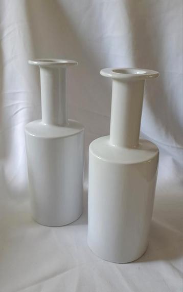 Twee identieke witte vazen, potten, 39 x 33 cm